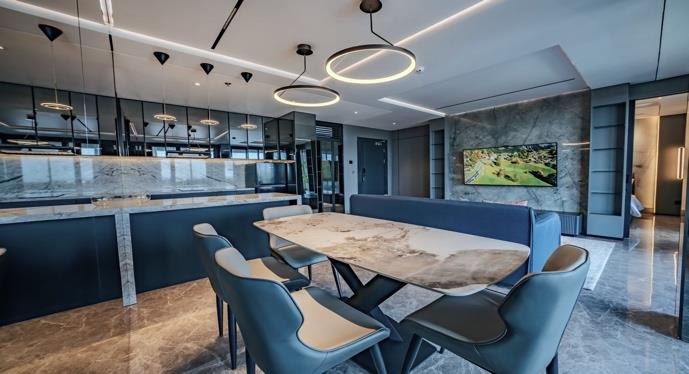 Essbereich einer Zwei-Zimmer-Wohnung mit langem Tisch