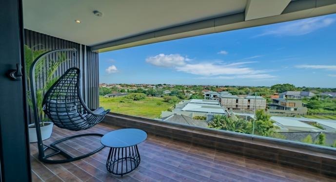 Terrasse einer Zwei-Zimmer-Wohnung mit Hängesessel und Blick über Umalas