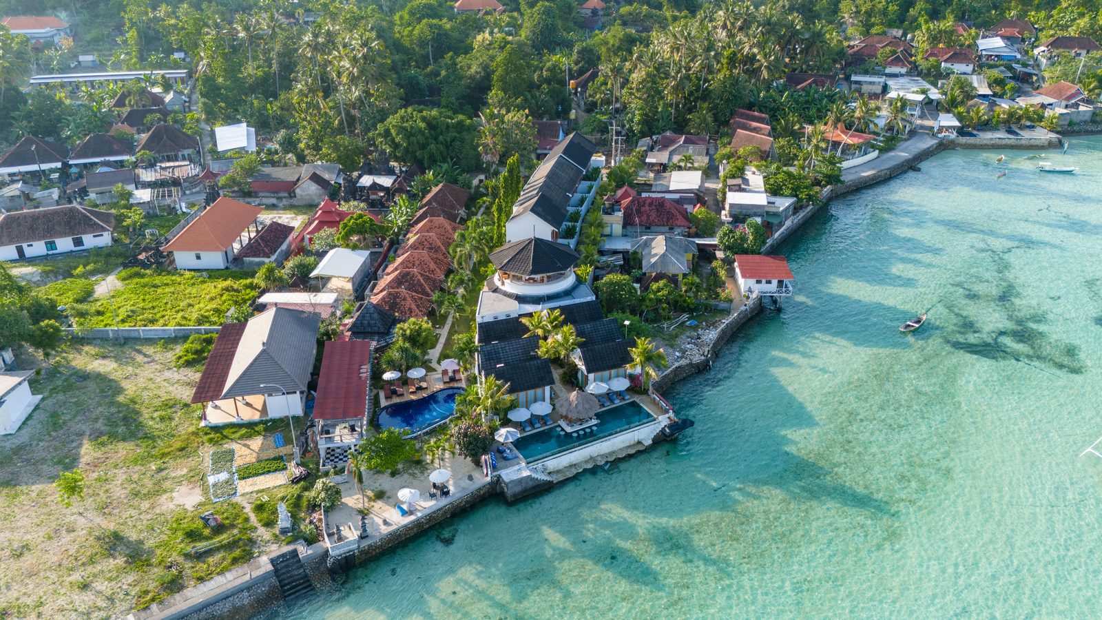 Luftaufnahme des Segara Seaside Resort auf Nusa Ceningan, zwei Pools direkt am türkisfarbenen Wasser